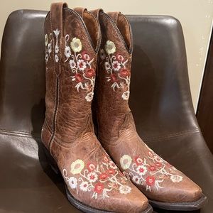 Embroidered Western/cowboy heeled boots